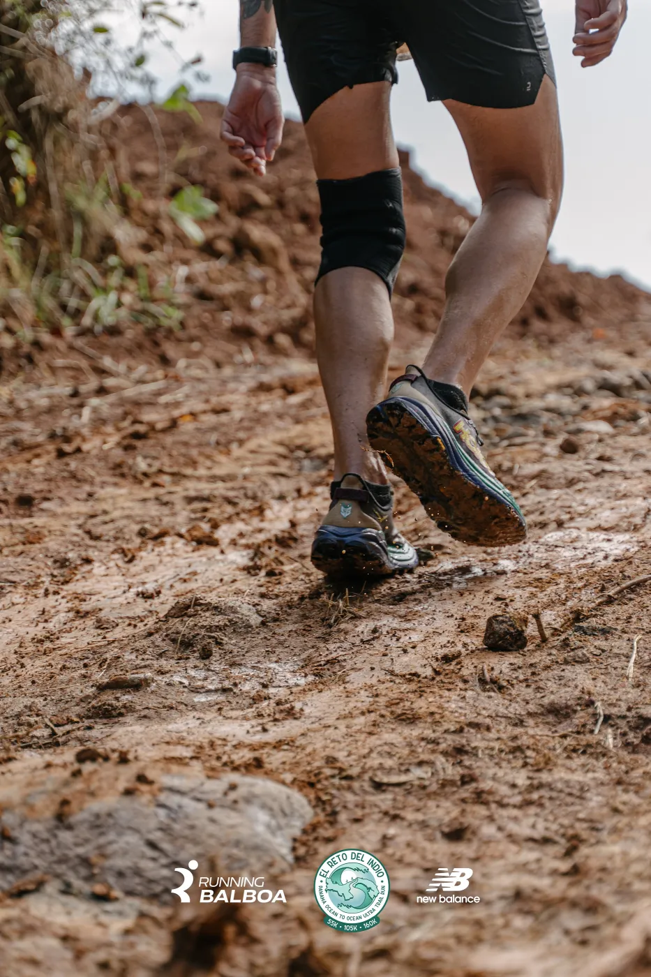 Zapatillas cruzando un río verde