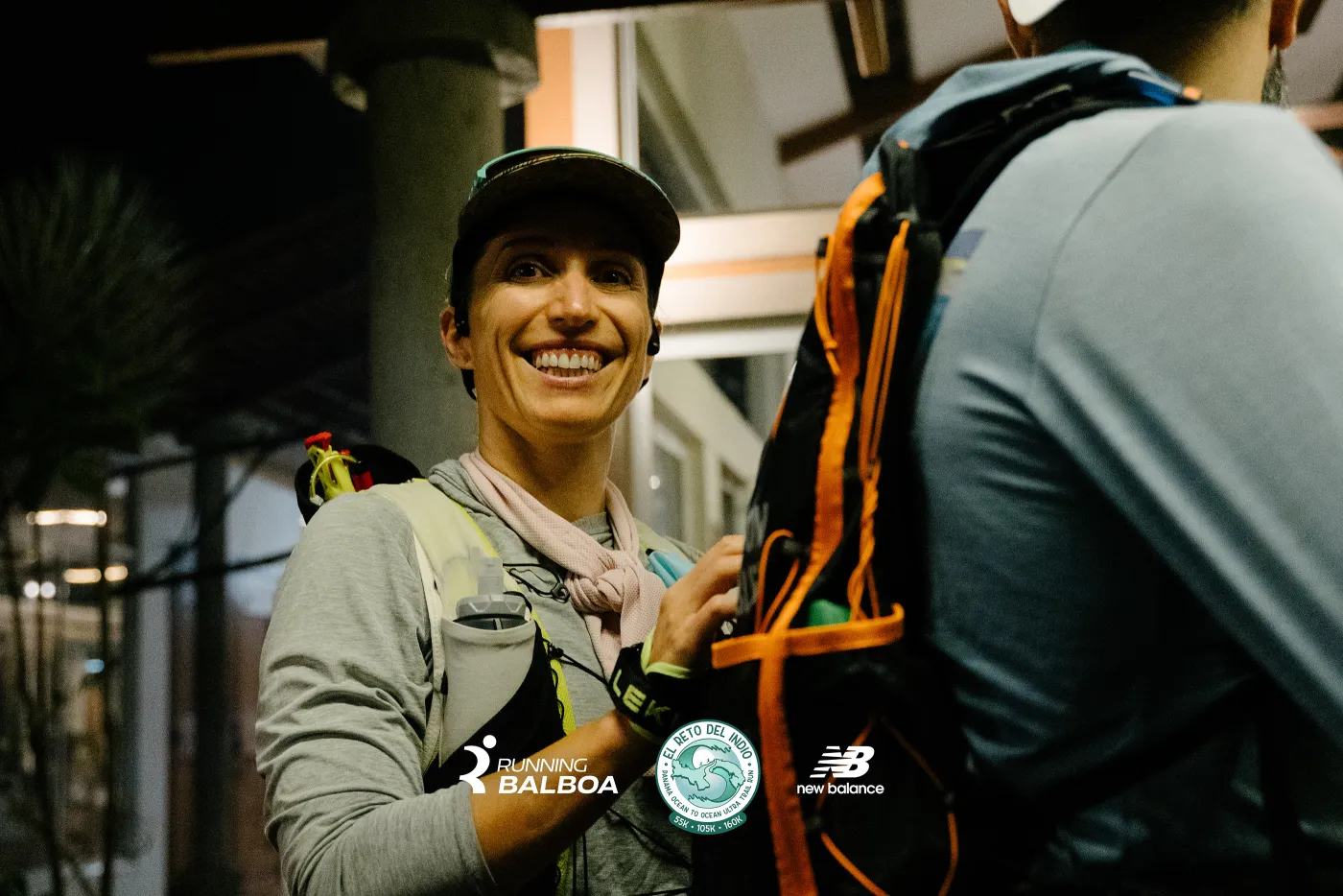 Corredora sonriendo en la salida nocturna