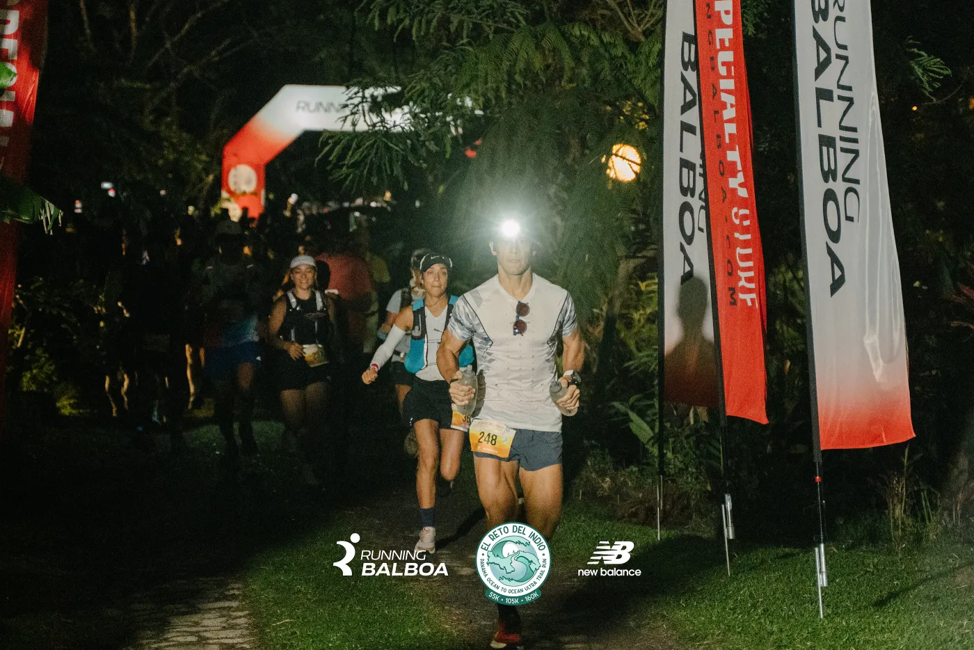 Grupo corriendo de noche con linternas frontales