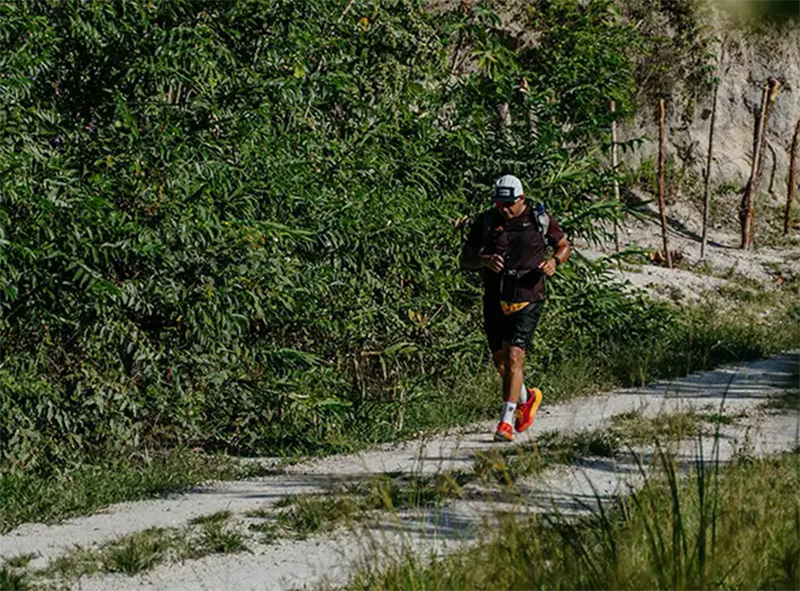 Corredores subiendo un sendero en fila